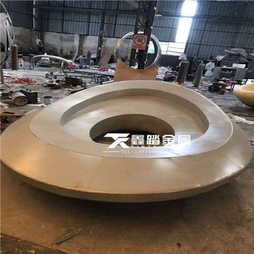 手工鍛造異形不銹鋼樹池雕塑的制作藝術(shù) 融合技藝與景觀之美